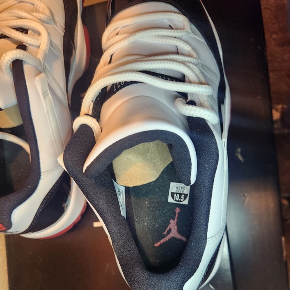 Air Jordan 11 Retro Low - white/university/red-black size 10.5 - Picture 4 of 8
